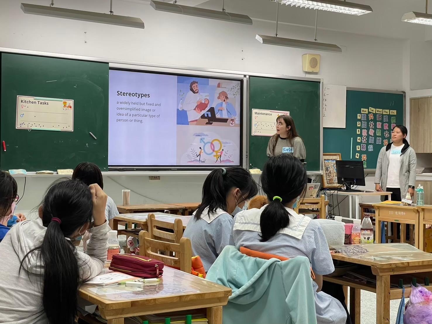 Houpu Elementary School Bilingual Trial Teaching 18