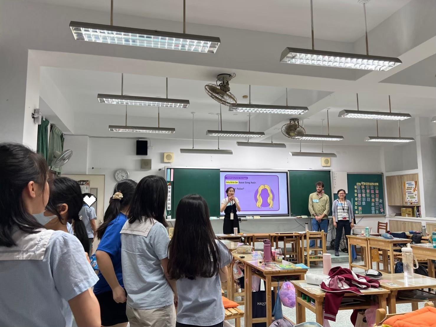 Houpu Elementary School Bilingual Trial Teaching 17