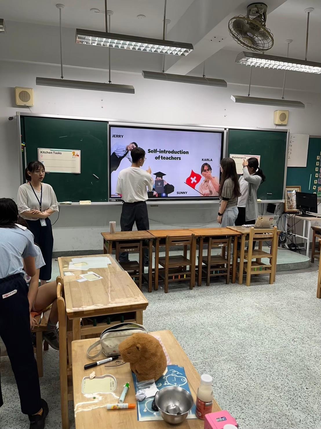 Houpu Elementary School Bilingual Trial Teaching 13
