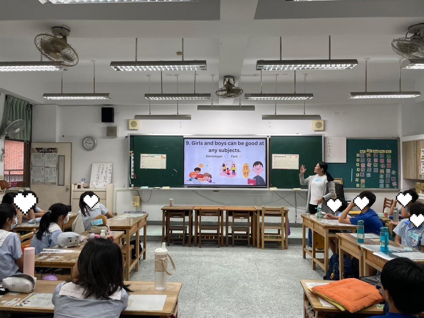 Houpu Elementary School Bilingual Trial Teaching 12