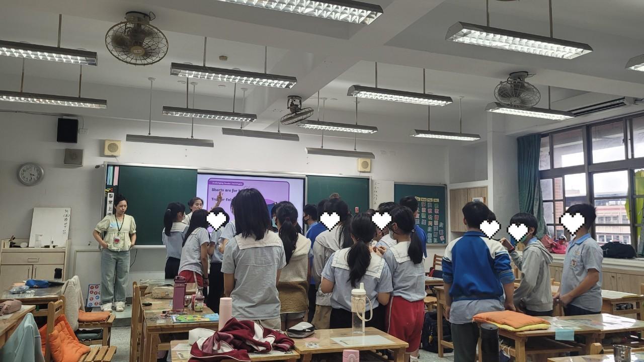 Houpu Elementary School Bilingual Trial Teaching 08