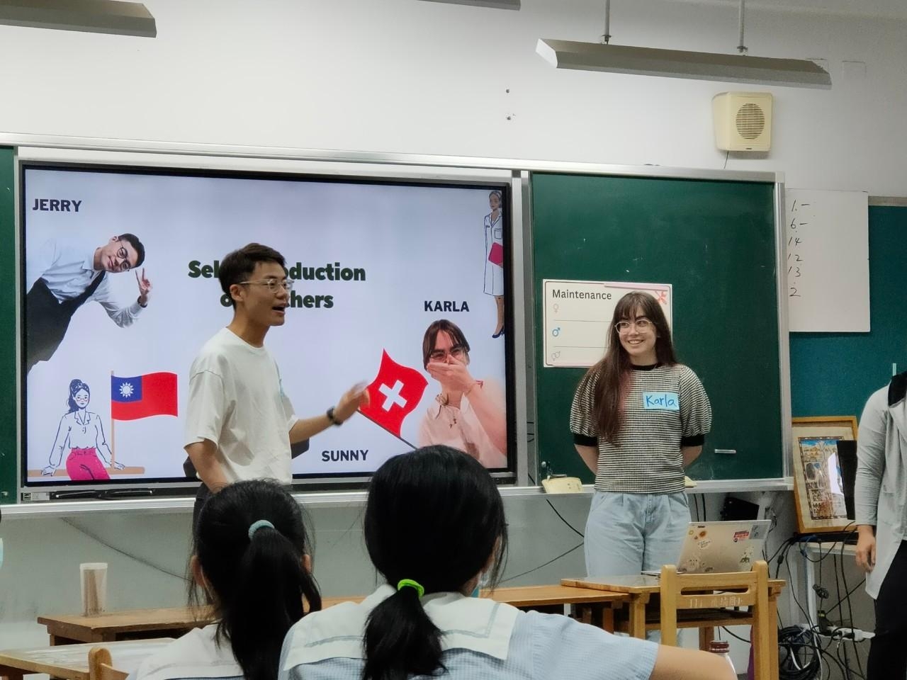 Houpu Elementary School Bilingual Trial Teaching 05