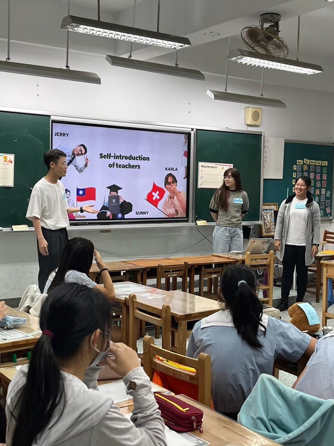 Houpu Elementary School Bilingual Trial Teaching 03